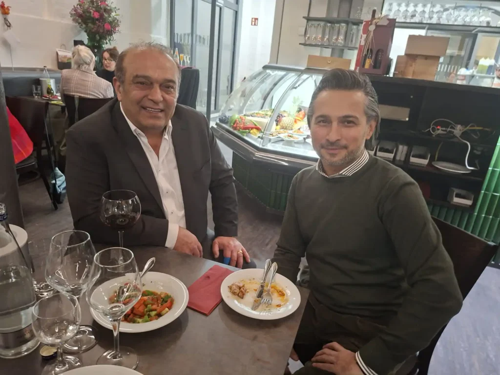 Aytaç Savurur ile Extrablatt Cafe'nin sahibi Umut Kuş