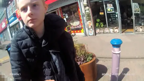 Burns wurde von Polizeibeamten aus Avon und Somerset festgenommen, die sich zum Zeitpunkt des Angriffs in der Nähe befanden
